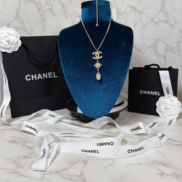 A-1FN-8: NECKLACE: Faux Pearls w/Monogram Encrusted Rhinestone Pendant, NWOT - Picture 6 of 11